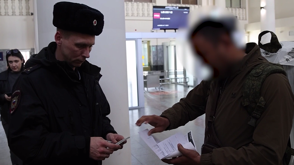 Челябинке грозит до 5 лет заключения за фиктивное трудоустройство 13 мигрантов