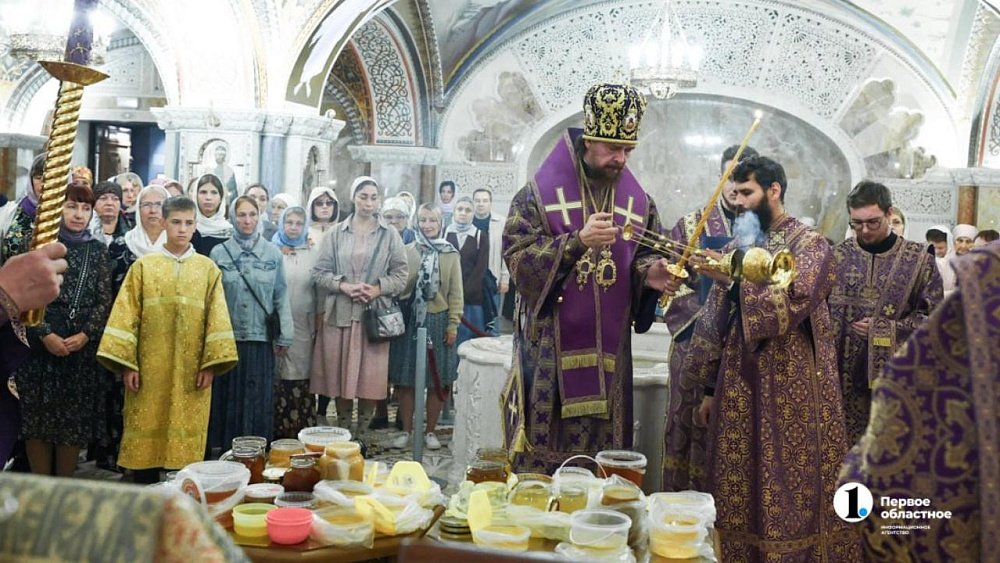 В Челябинской области освятили мед нового сбора
