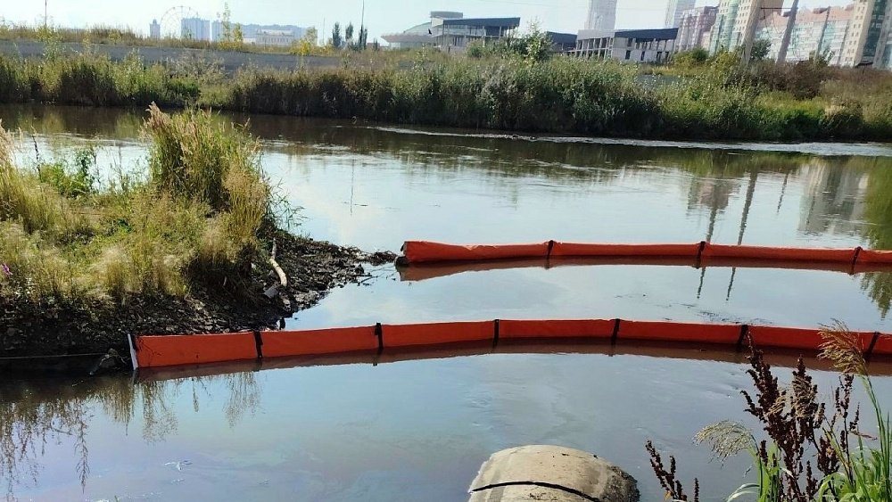 Масляное пятно на реке Миасс в центре Челябинска вылилось из реки Игуменки