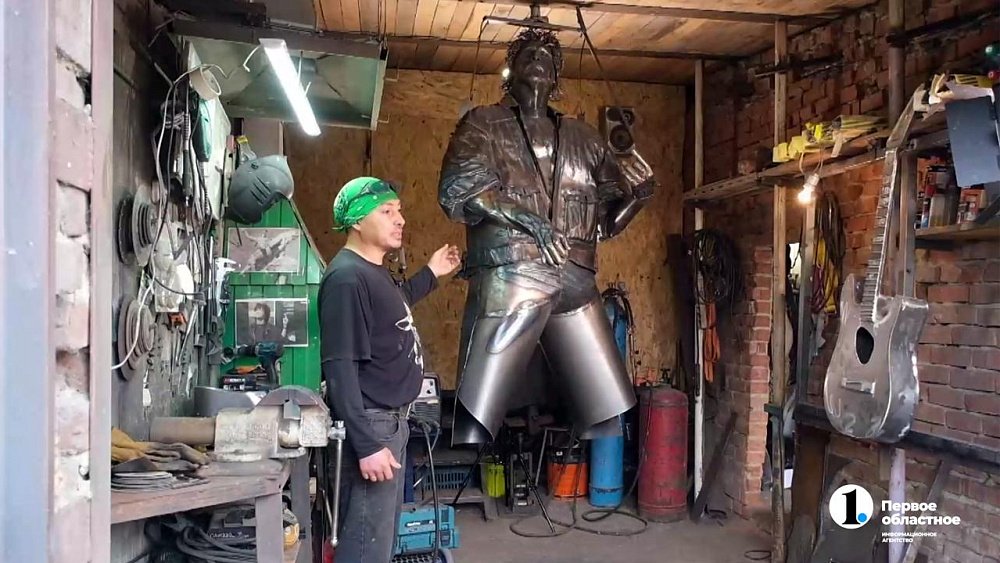 Сварщик в Миассе создает 3‑метрового металлического Цоя