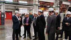 Главе Минпромторга РФ представили производство челябинских троллейбусов