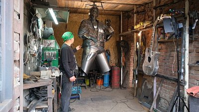 Житель Миасса создает трехметровую металлическую скульптуру Виктора Цоя