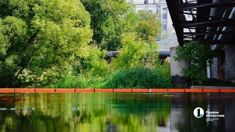 Спасатели использовали 12 мешков биоразлагаемого сорбента для очистки реки Миасс в Челябинске
