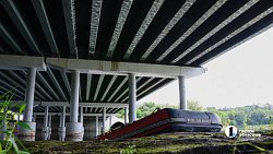 Спасатели использовали 12 мешков биоразлагаемого сорбента для очистки реки Миасс в Челябинске