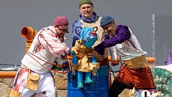 Челябинский театр кукол впервые за 90 лет вышел со спектаклем на улицы