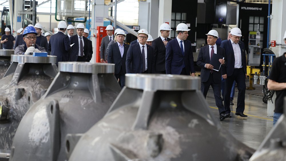 Антону Алиханову показали криогенные испытания на «Станкомаше» в Челябинске