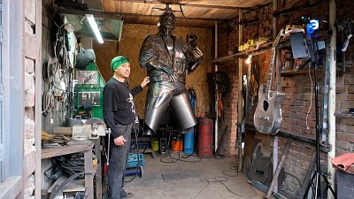 Миасский сварщик работает над металлической скульптурой Виктора Цоя