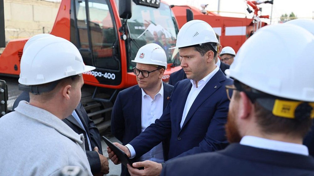 Антон Алиханов осмотрел бульдозеры производства «ДСТ-Урал» в Челябинске