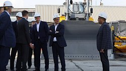 Антон Алиханов осмотрел бульдозеры производства «ДСТ-Урал» в Челябинске