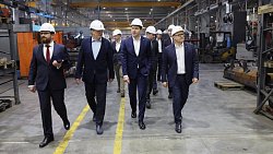 Антон Алиханов осмотрел бульдозеры производства «ДСТ-Урал» в Челябинске