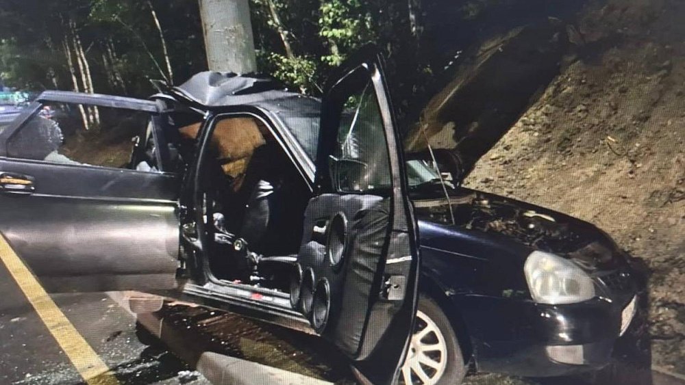 В Челябинске водитель и пассажир Lada пострадали при наезде на столб