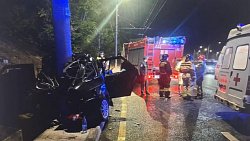 В Челябинске водитель и пассажир Lada пострадали при наезде на столб