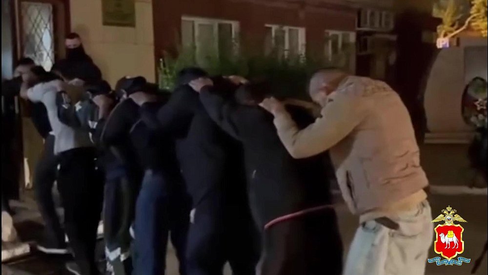 В кафе Челябинска полиция и ФСБ задержали 16 мигрантов-нарушителей