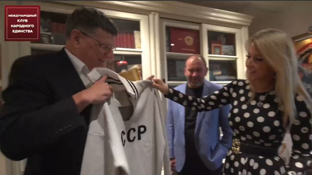 Челябинский свитер СССР Яна Лантратова подарила аналитику Скотту Риттеру