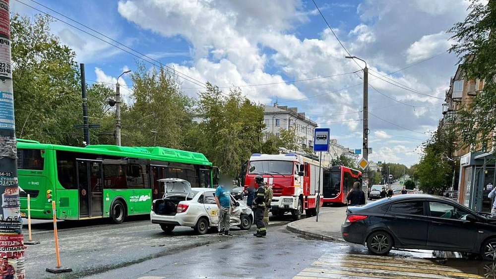 Два ребенка и женщина пострадали при столкновении автомобилей в Челябинске