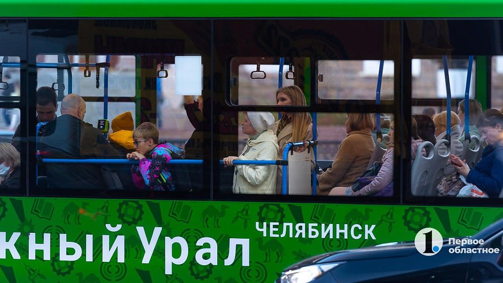 Двухлетняя девочка пострадала в Челябинске при падении коляски в автобусе