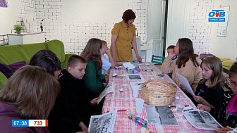 Как юные художники расписали камни, увидим в сюжете «Мастер-класс в библиотеке Мамина-Сибиряка»