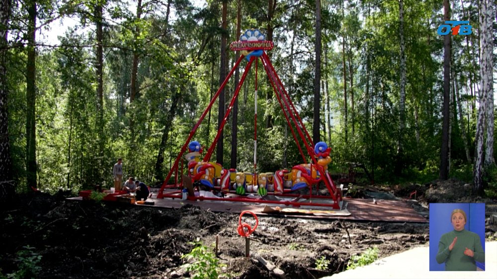 В Парке культуры и отдыха Снежинска устанавливают новые аттракционы