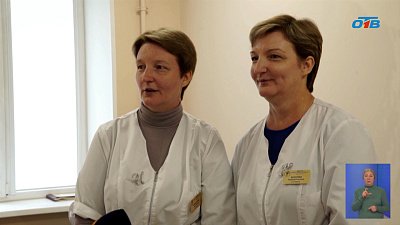 В регистратуре челябинской больницы работают сестры-близнецы