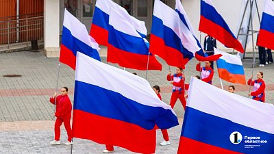 Россияне назвали ассоциации с цветами государственного флага