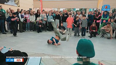 Соревнования танцоров в сюжете «Танцевальный батл в музее»