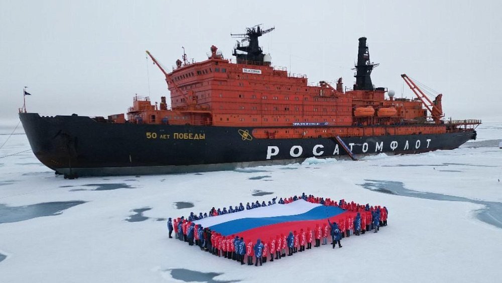Школьники из Челябинской области развернули российский флаг на атомном ледоколе