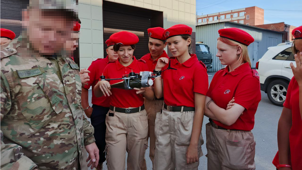 Школьники из Октябрьского района побывали на выставке трофейного оружия в управлении ФСБ