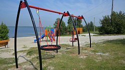 На пляжах Челябинска установили спортивные и игровые комплексы