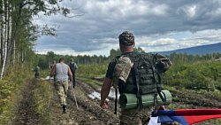 Челябинские ветераны СВО подняли российский флаг на древнейшей горе планеты