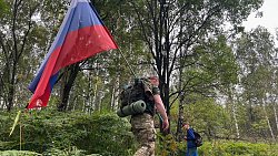 Челябинские ветераны СВО подняли российский флаг на древнейшей горе планеты