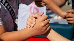 На семейном фестивале в Верхнем Уфалее 9‑летний мальчик выполнил 56 отжиманий