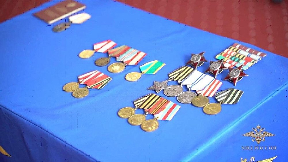 Челябинские полицейские вернули семье ветерана пропавшие 30 лет назад госнаграды