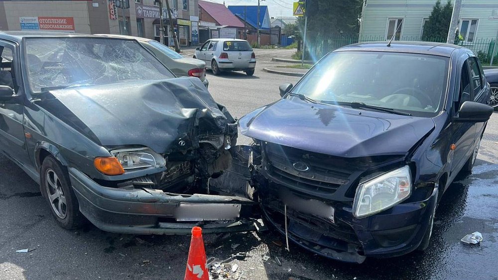 Три человека пострадали при столкновении двух авто в Челябинске