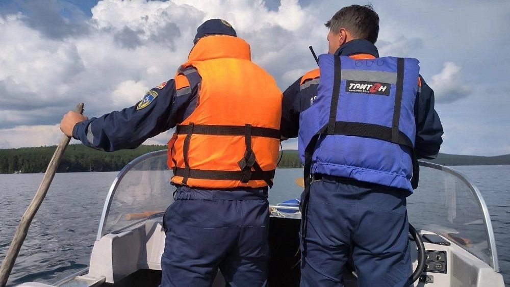 В Челябинской области моторная лодка врезалась в крутой берег, пассажир погиб