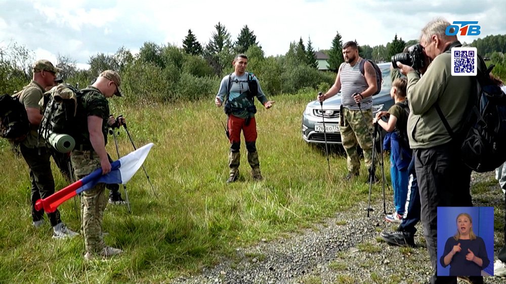 Ветераны СВО подняли российский флаг на вершину древнейшей горы мира — Карандаш