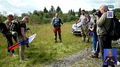 Ветераны СВО подняли российский флаг на вершину древнейшей горы мира — Карандаш