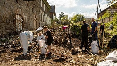 Из исторического переулка в Миассе вывезли пять КамАЗов мусора