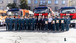 Алексей Текслер передал 6 автоцистерн и 42 лодки для южноуральского МЧС