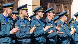 Алексей Текслер передал 6 автоцистерн и 42 лодки для южноуральского МЧС