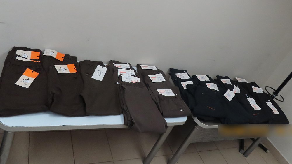 Челябинская таможня задержала в аэропорту 15 кг мужской одежды