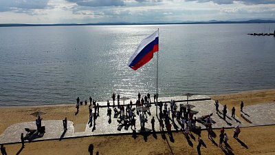 Над озером Увильды подняли огромный триколор