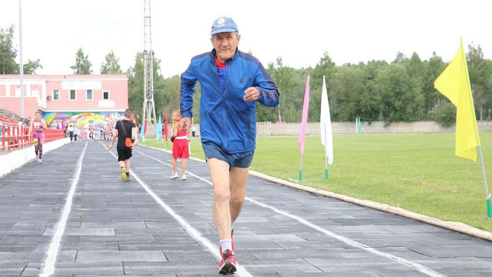 80-летний пенсионер из Озерска пробежал три земных экватора
