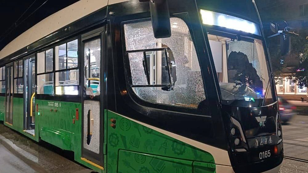 Пьяный житель Ленинского района Челябинска разбил гаечным ключом стекла трамвая