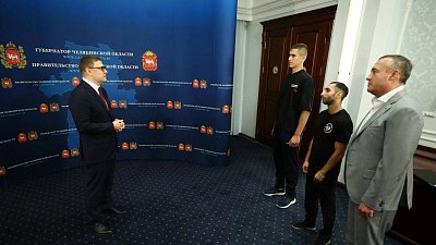 Алексей Текслер поздравил двух южноуральских боксеров с выдающимися достижениями