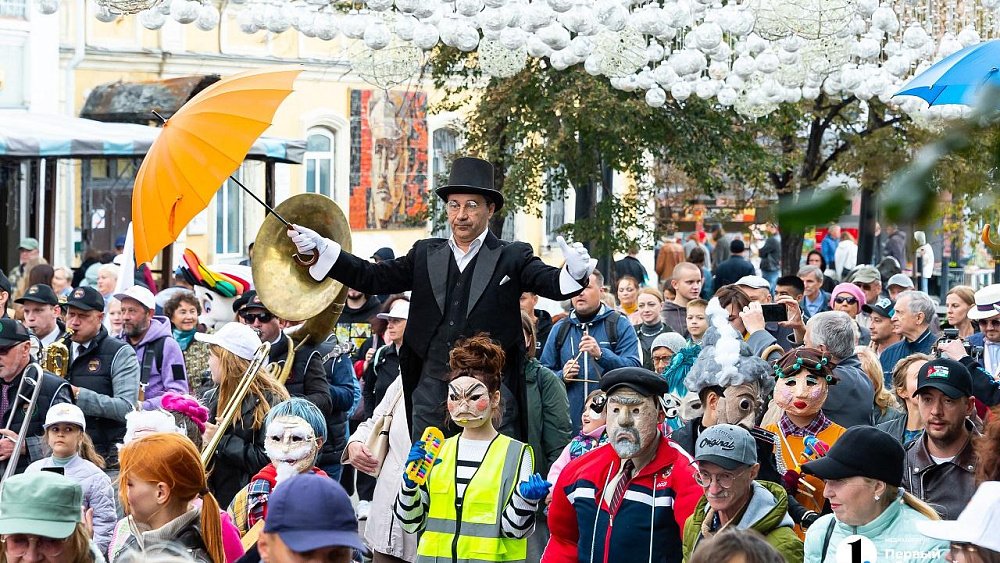 Джазовый стрит-парад прошел на Кировке в Челябинске