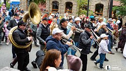 Джазовый стрит-парад прошел на Кировке в Челябинске