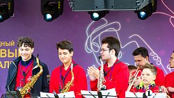 Джазовый стрит-парад прошел на Кировке в Челябинске