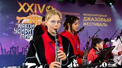 Джазовый стрит-парад прошел на Кировке в Челябинске