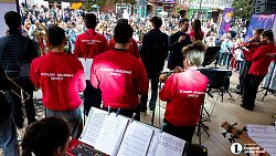 Джазовый стрит-парад прошел на Кировке в Челябинске