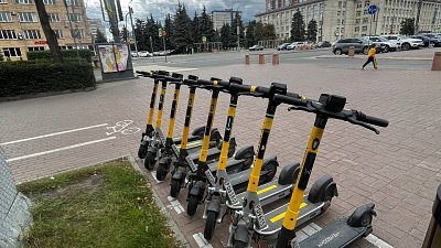 В Челябинске сервис Whoosh нанес разметки на 500 парковок электросамокатов